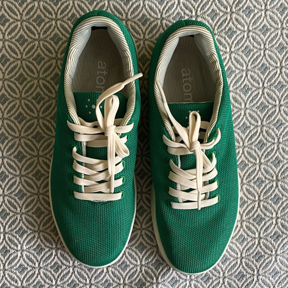 Atoms 001 sneakers like new in Kelly green